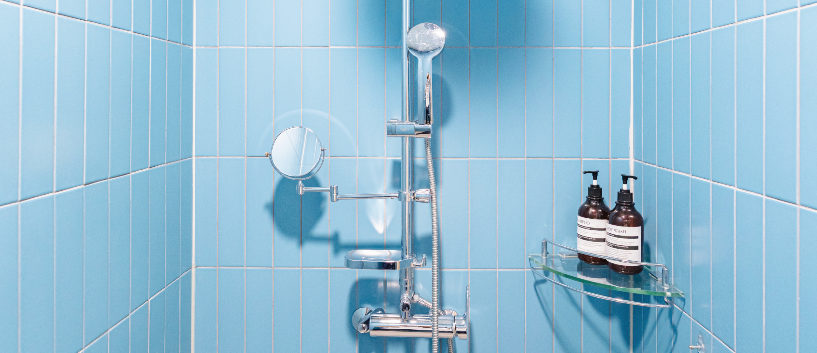 청결하고 현대적인 시설을 갖춘 개인용 샤워 공간