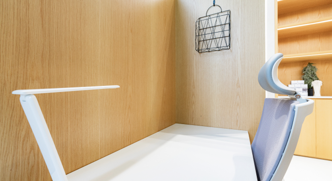 지정석 업무 공간 스탠드 조명 책상