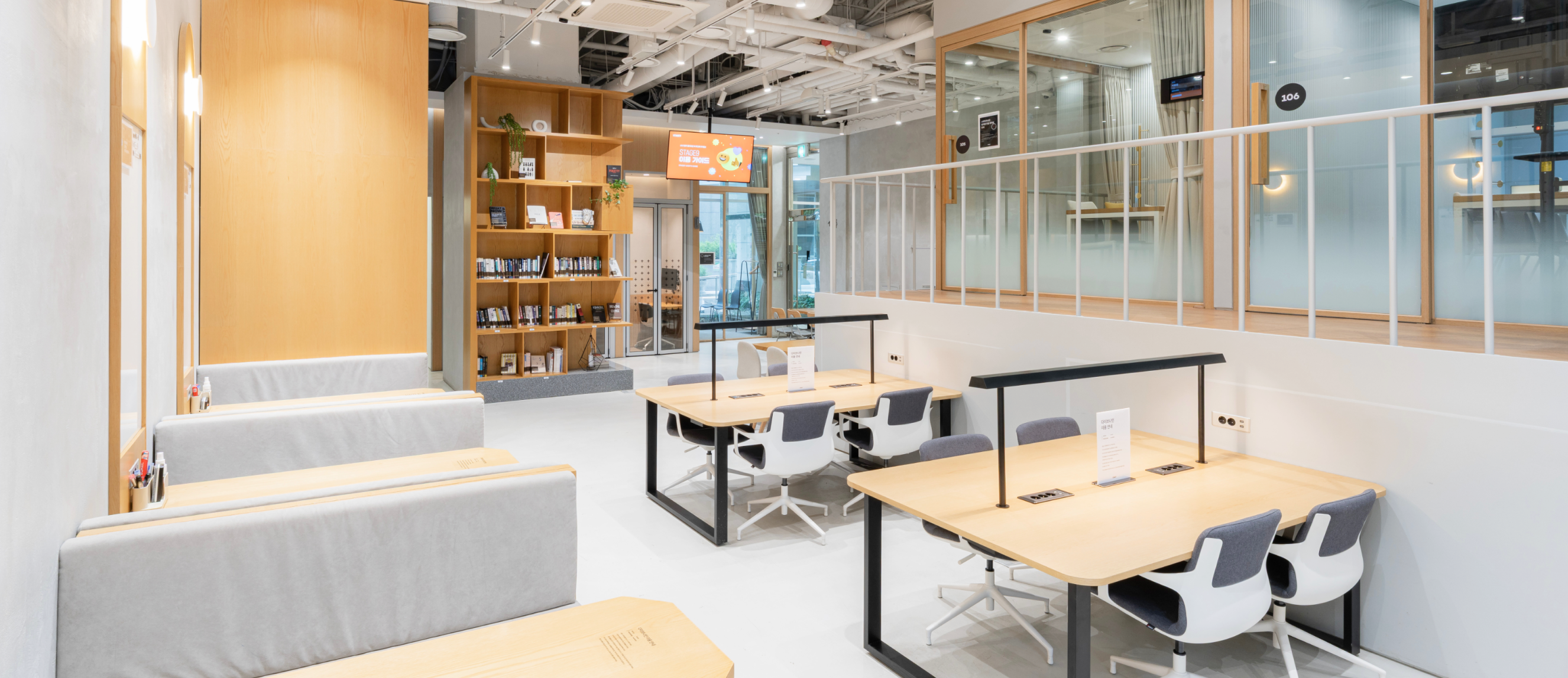 자유로운 분위기에서 편하게 일할 수 있는 오픈형 라운지 테이블