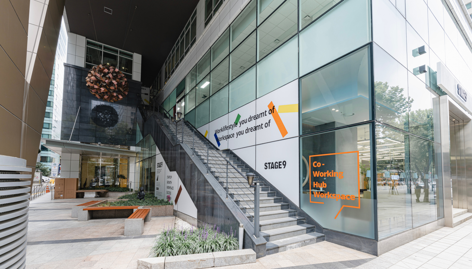 서울 선릉 공유오피스 스테이지나인 3층에서 외부로 이동 가능한 계단