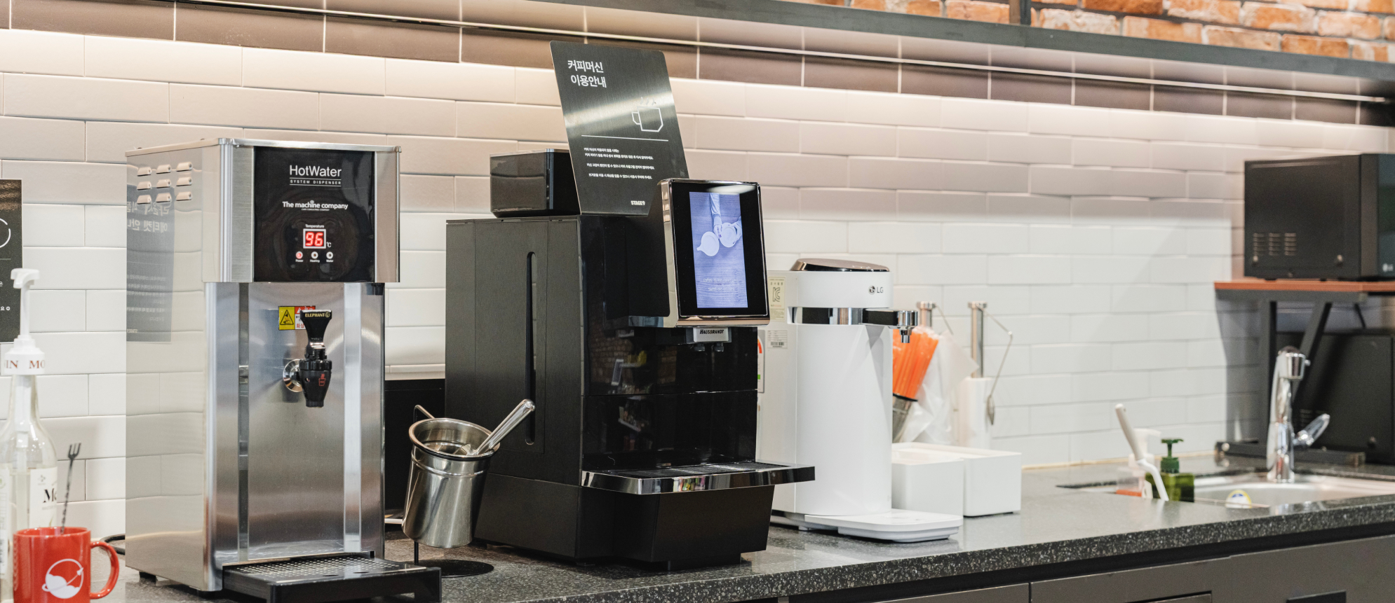 삼성역 사무실 공유오피스 스테이지나인 라운지 내 커피 머신과 온수기