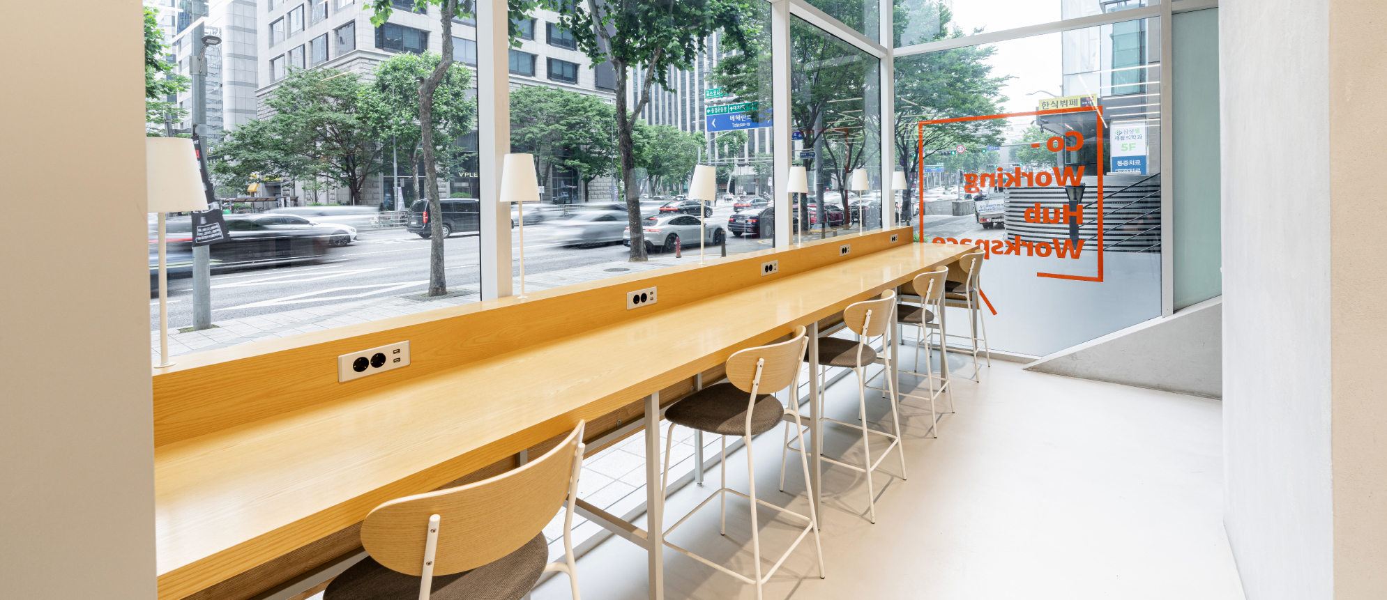 서울 공유오피스 스테이지나인 삼성점 1층 라운지 창가 업무공간