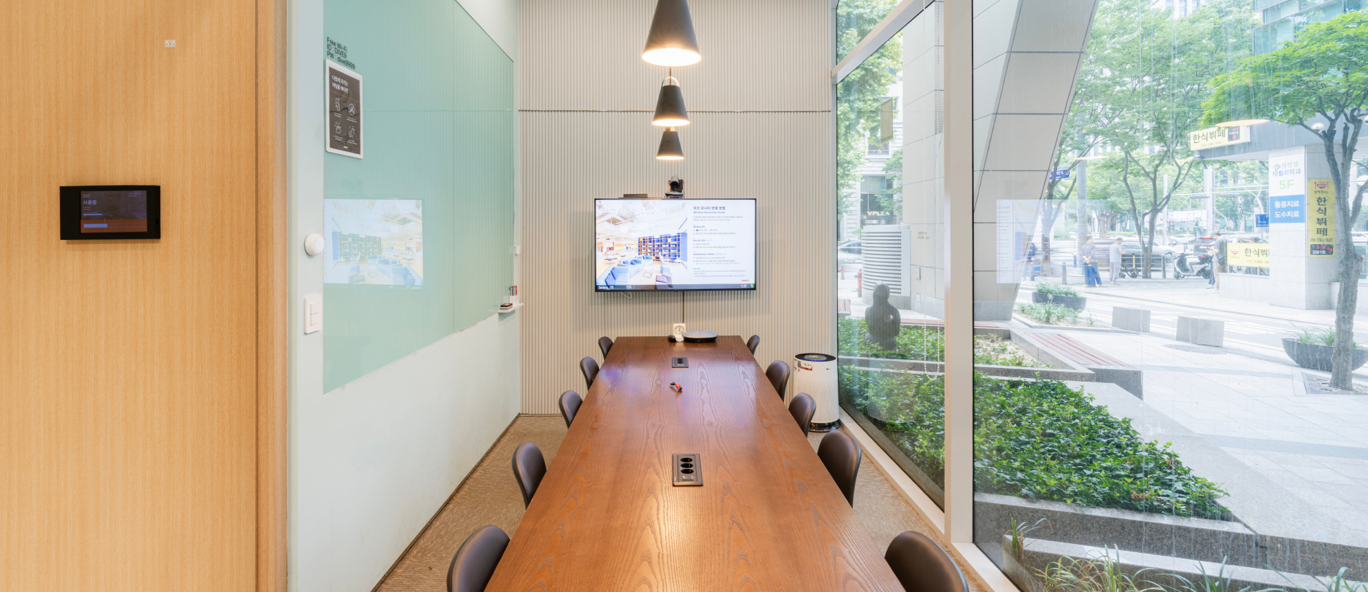 선릉 10인 회의실 | 대로변 1층에 위치하여 고객 접근성이 우수합니다.