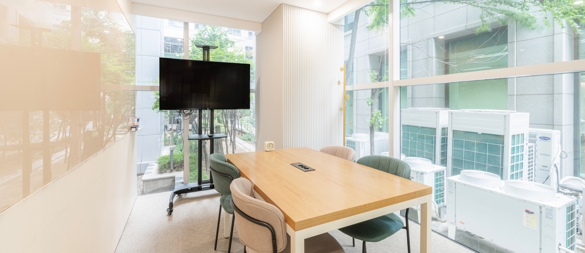 선릉역 대로변 1층 4인 회의실 | 우수한 접근성으로 채용 면접 및 고객 미팅에 적합