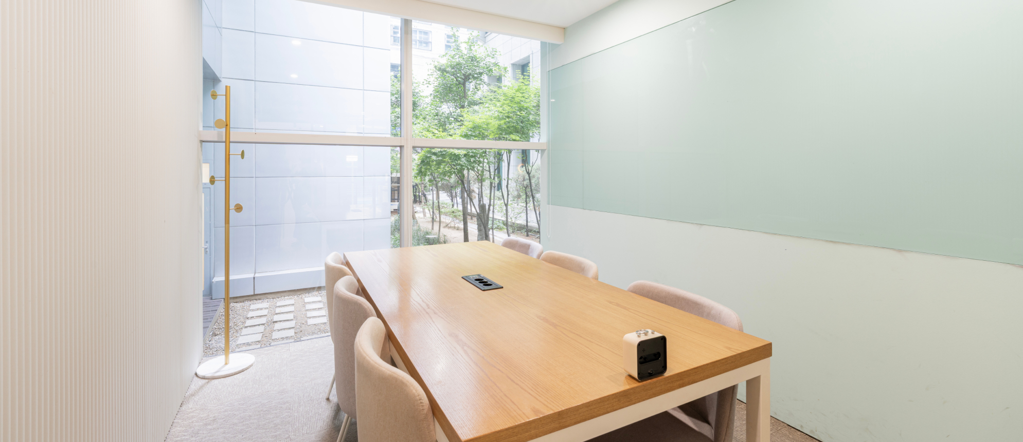 삼성역 인근 소형 6인 회의실 | 편리한 접근이 가능한 포스코사거리 대로변 1층 위치