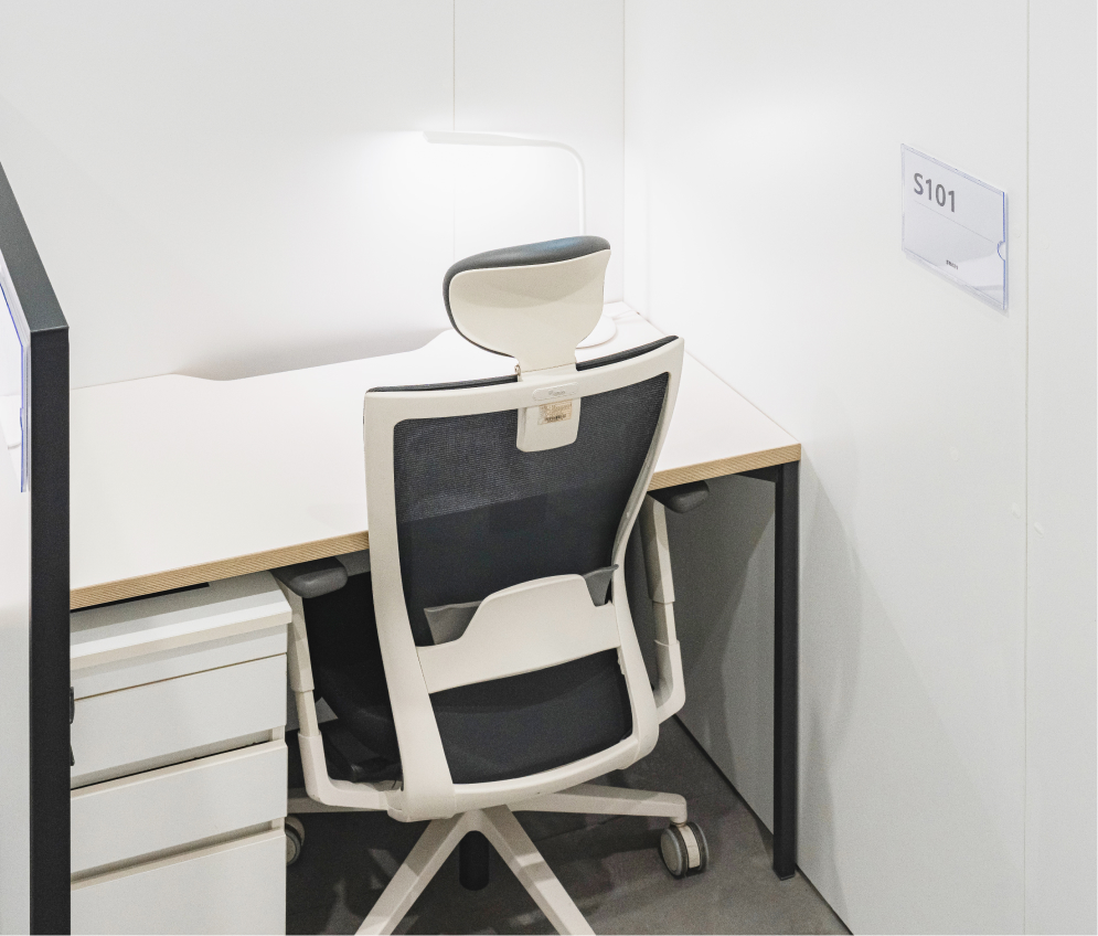 전용 데스크와 집중 업무 공간이 구비된 프라이빗 데스크 및 부스 안내 이미지