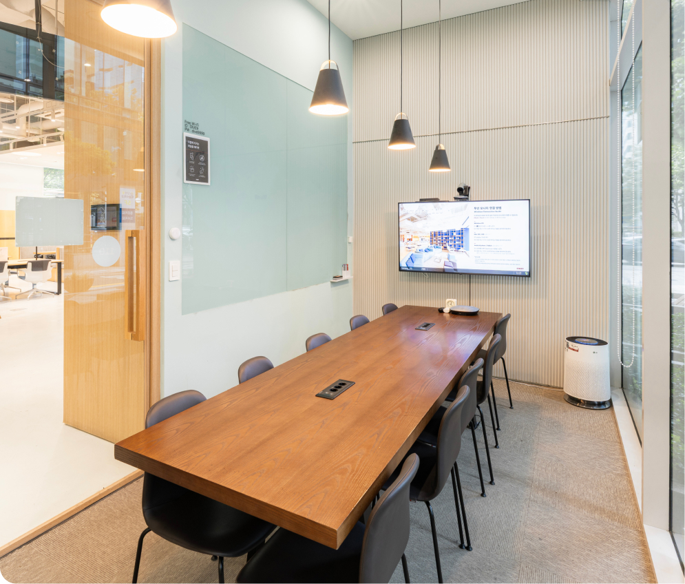 강남/선릉 대로변 빌딩 1층에 위치한 대형 테이블과 모니터가 완비된 회의실 이미지