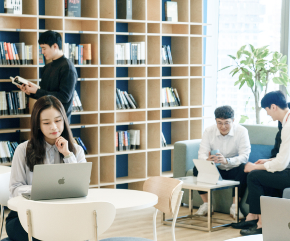 회사의 조건과 상황에 맞게 빠르게 입주 가능하며 전 지역 라운지, 회의실 등의 공용공간을 이용할 수 있습니다.